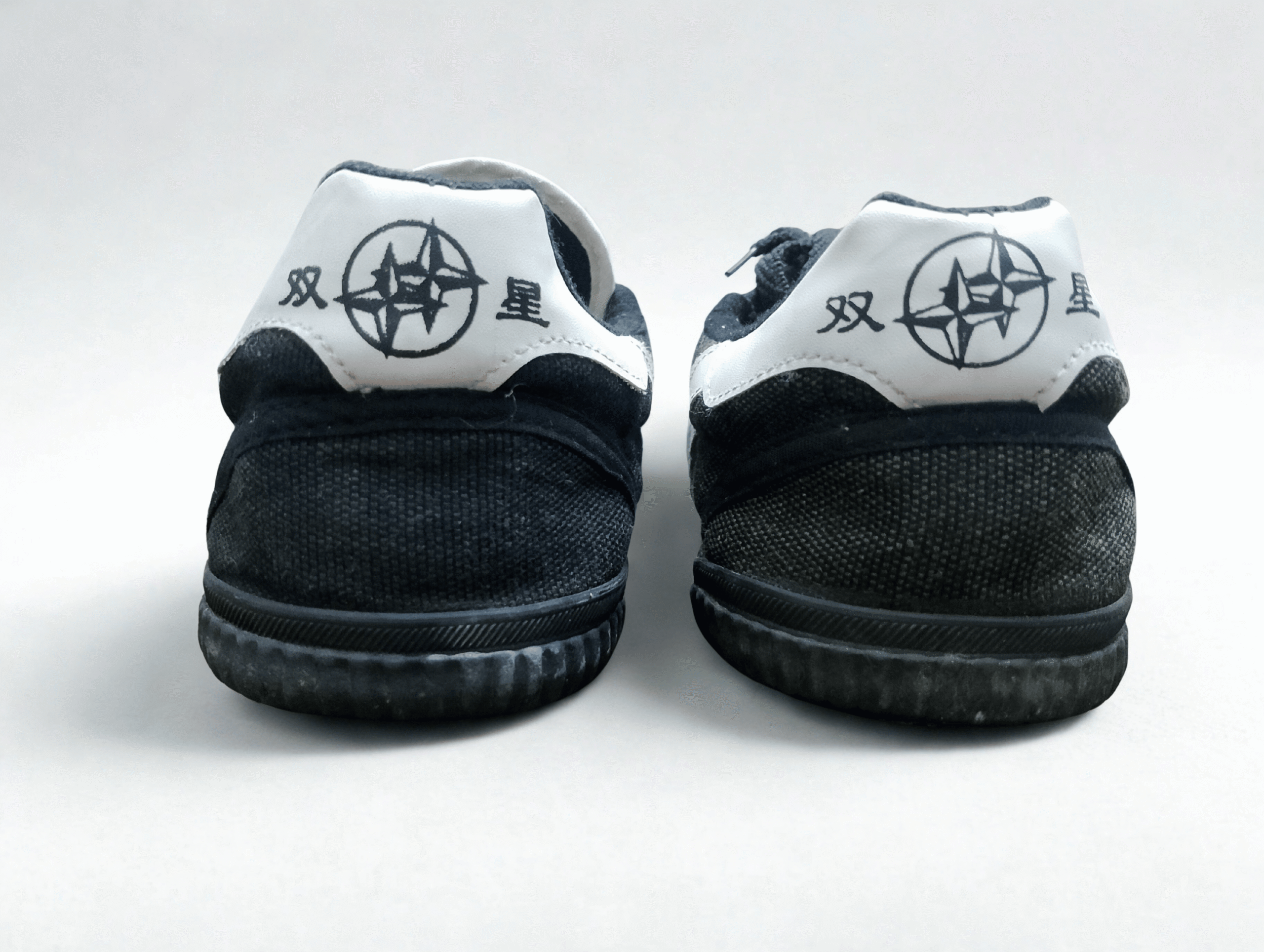 black & white sport sneakers – durable, cushioned & everyday ready