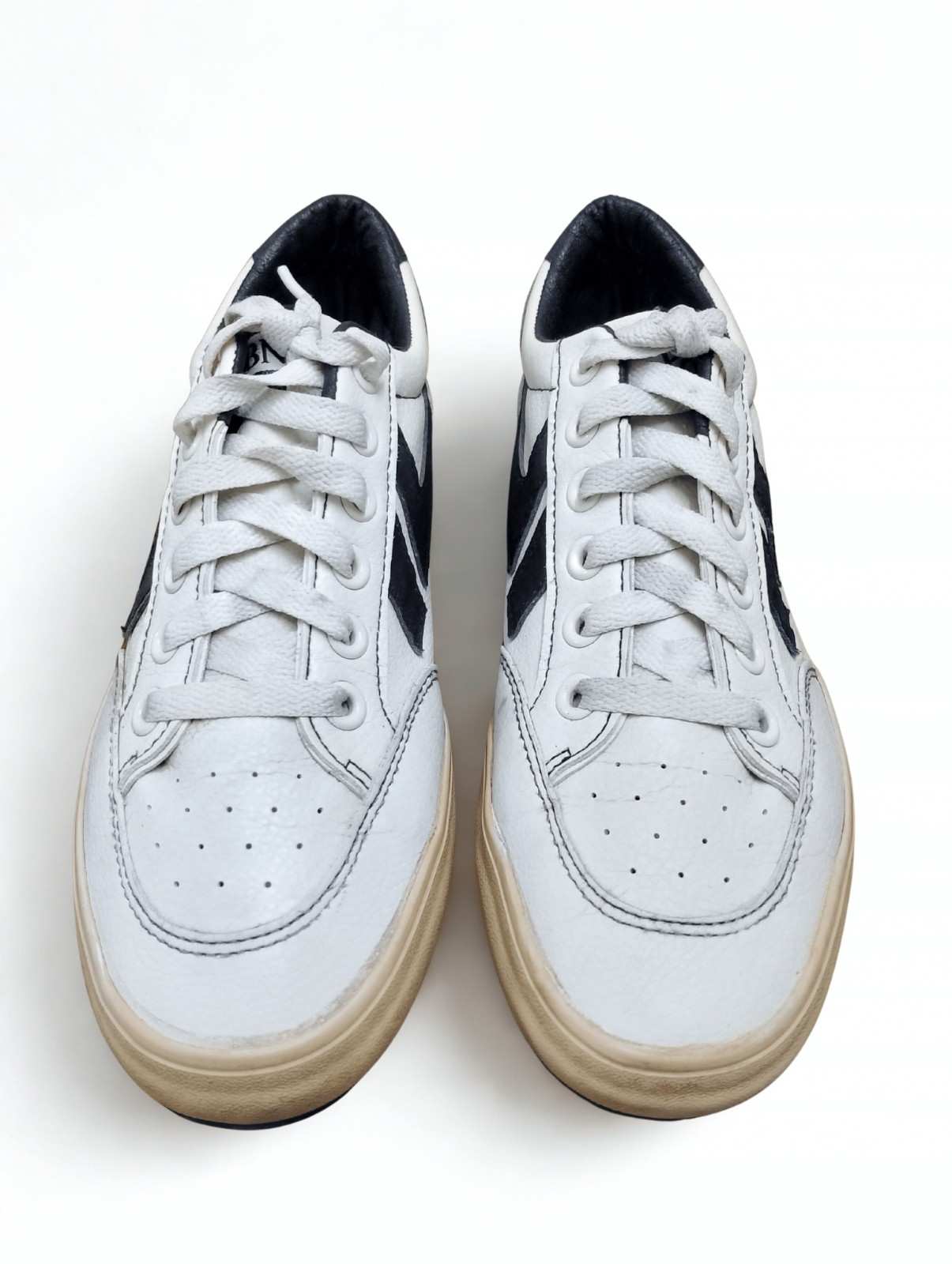White & Navy Low-Top Casual Sneakers – Retro Street Classic
